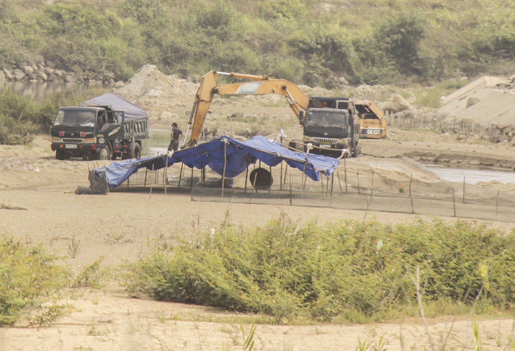 Doanh nghiệp khai thác cát trái phép diễn ra rầm rộ trên sông La Tinh (thôn Kiên Phú, xã Mỹ Tài). Ảnh: N.TRI
