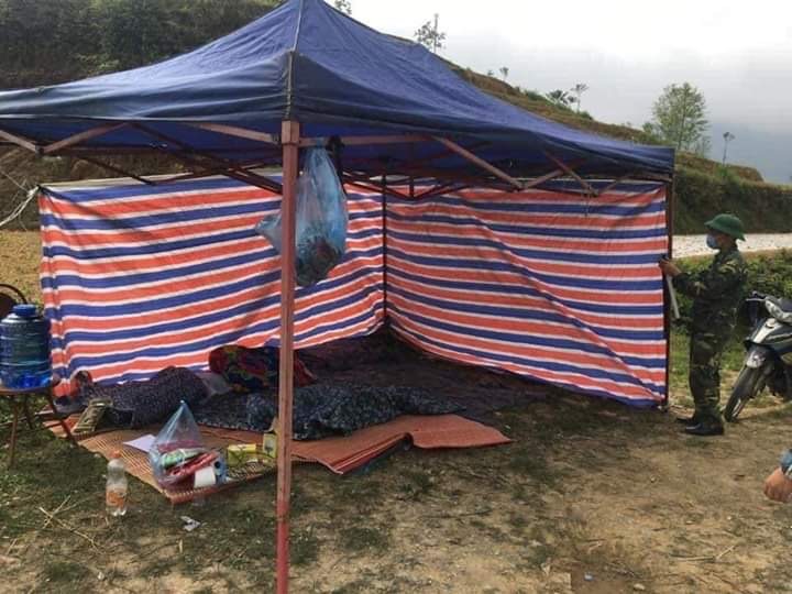 Căn lều tạm được dựng lên tại chốt kiểm dịch, làm nơi trú chân che mưa nắng cho các cán bộ làm nhiệm vụ phòng chống dịch. Ảnh: CTV