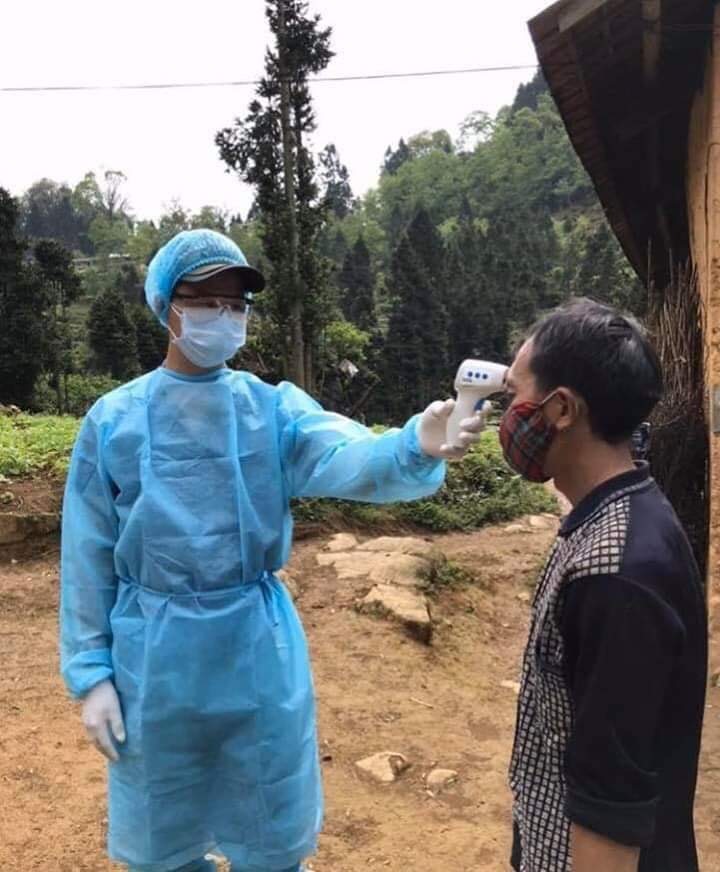 Cán bộ y tế đo nhiệt độ, kiểm tra sức khỏe cho người dân tại thôn Pín Tủng, xã Phố Là, huyện Đồng Văn, tỉnh Hà Giang. Ảnh: CTV