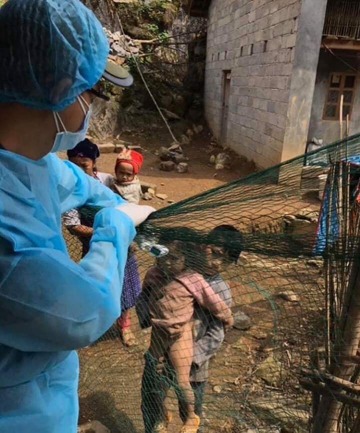 Cán bộ phòng chống dịch ở Đồng Văn, Hà Giang không còn xa lạ gì với những em bé người Mông ở nơi đây. Các em được theo dõi sức khỏe, đo nhiệt độ hàng ngày. Ảnh: CTV