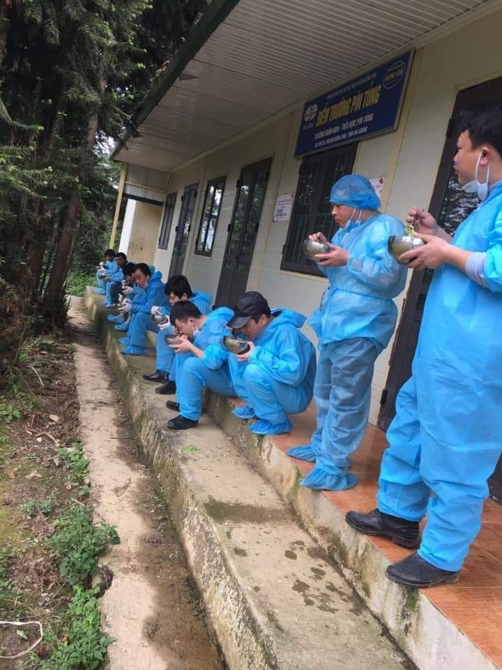 Tranh thủ giờ phút nghỉ ngơi, họ ăn tạm bát mì tôm cho qua bữa. “Ở nơi vùng núi xa xôi của Hà Giang, có mì tôm ăn chống đói là mừng lắm rồi“- một cán bộ phòng chống dịch chia sẻ. Ảnh: CTV