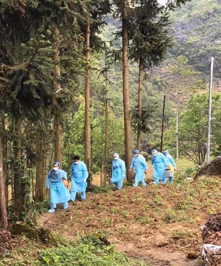 Bóng áo xanh của họ, những bộ trang phục phòng chống dịch- lần đầu tiên xuất hiện ở nơi vùng núi hẻo lánh này. Sau nhiều ngày, cũng trở thành hình ảnh quen thuộc với núi rừng và bà con nơi đây. Ảnh: CTV