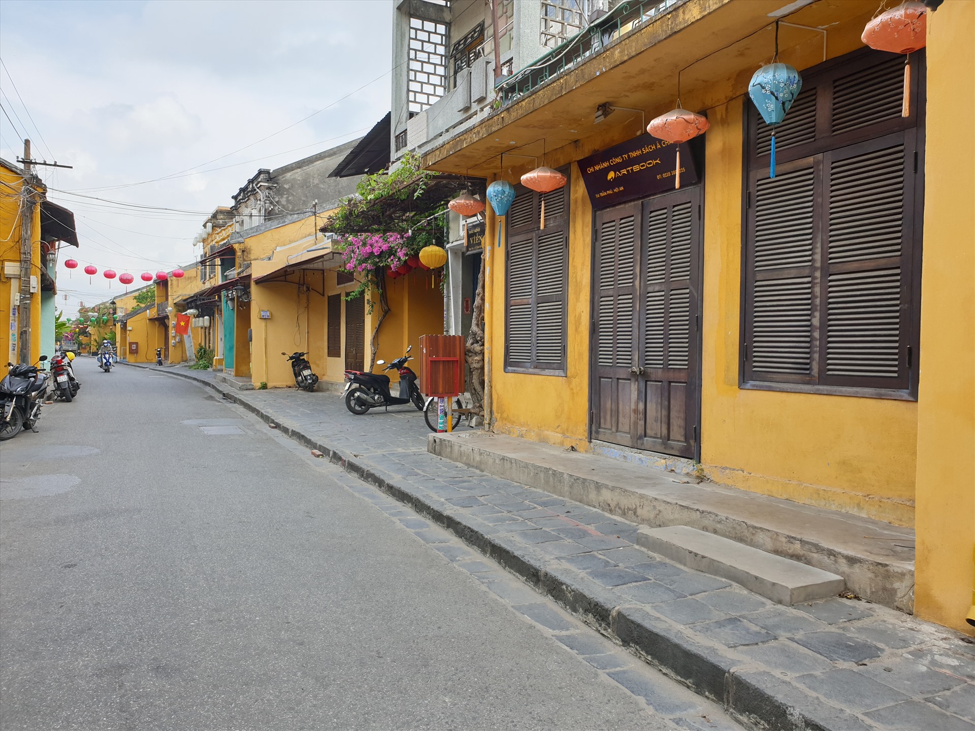 Hầu hết nhà hàng, quán cà phê trên các trục đường trong khu phố cổ như Nguyễn Thái Học, Trần Phú, Lê Lợi, Bạch Đằng...vẫn còn đóng cửa.