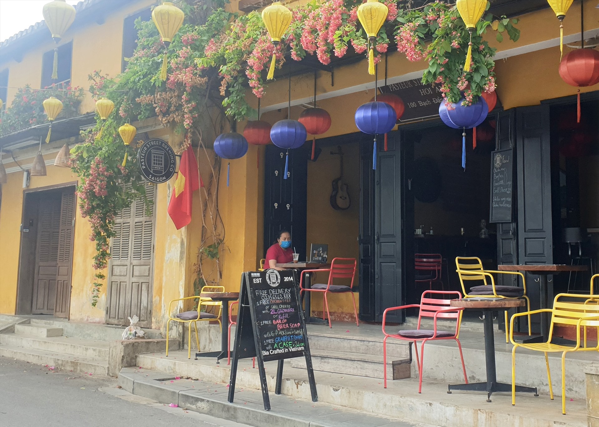 Mở cửa hoạt động trở lại ngay ngày đầu Quảng Nam hết cách ly xã hội, một quán cà phê ở phố cổ đón tiếp lác đác vài du khách.