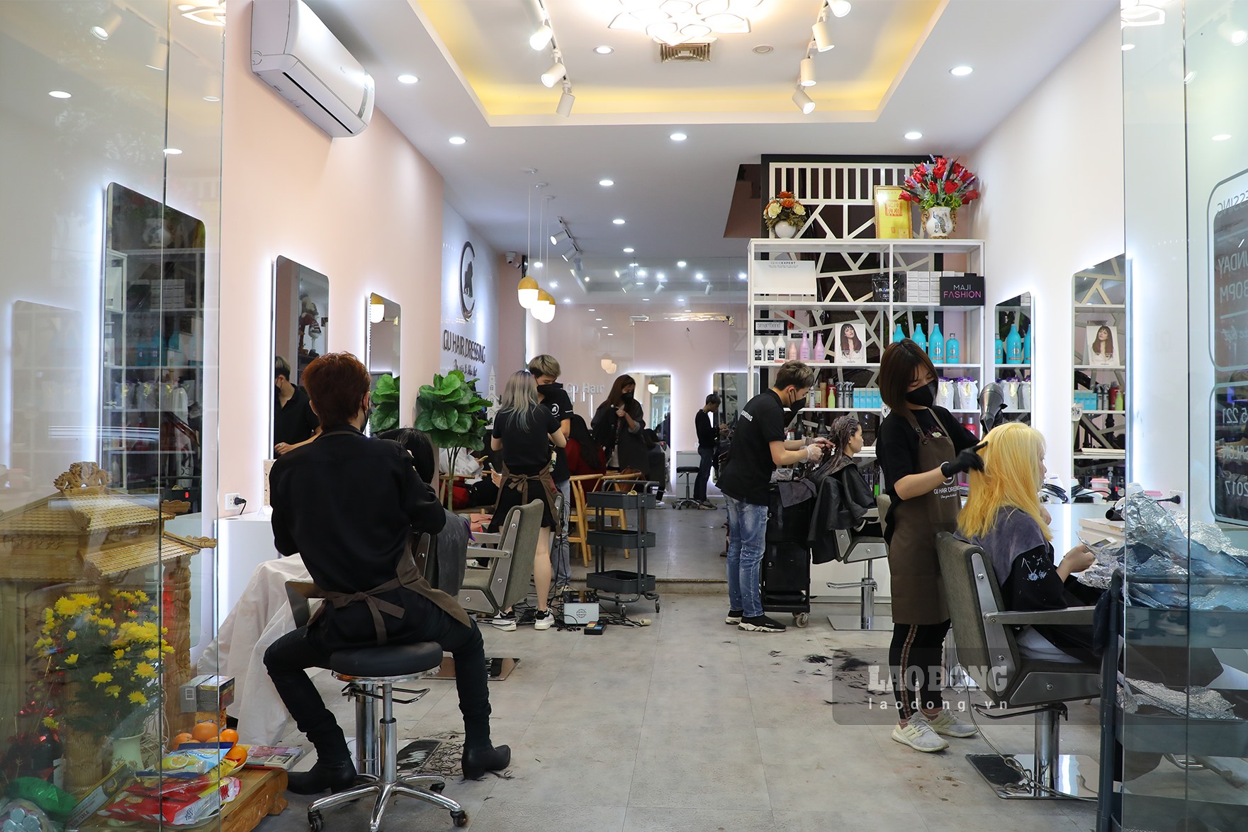 Chiều tối 22.4, Hà Nội quyết định cơ bản dừng cách ly xã hội (trừ một số huyện có nguy cơ cao) và cho một số cửa hàng được hoạt động trở lại. Sau 3 tuần cách ly, nhiều người dân có nhu cầu cắt tóc