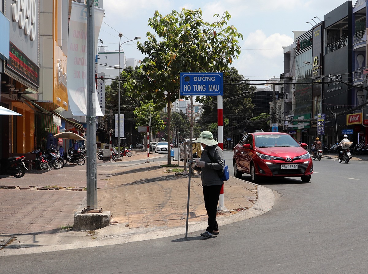 Một người bán vé số dạo trên đường phố Cần Thơ trước thời điểm xổ số kiến thiết tạm dừng. Ảnh: Trần Lưu.