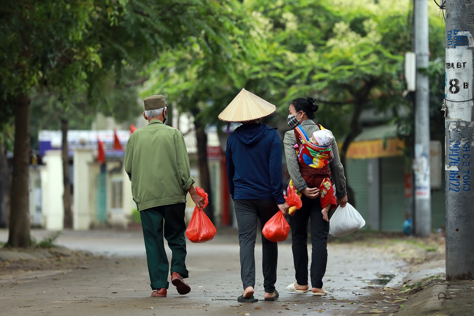 “Con trai tôi xuống Hà Nội chạy grab, con dâu làm công nhân, lương chỉ hơn 4 triệu đồng/tháng. Nửa tháng vừa rồi hưởng 70% lương, mọi chi phí sinh hoạt ở đây đều đắt đỏ nên khi nhận được túi quà này tôi mừng lắm” - một người nhận gạo chia sẻ.