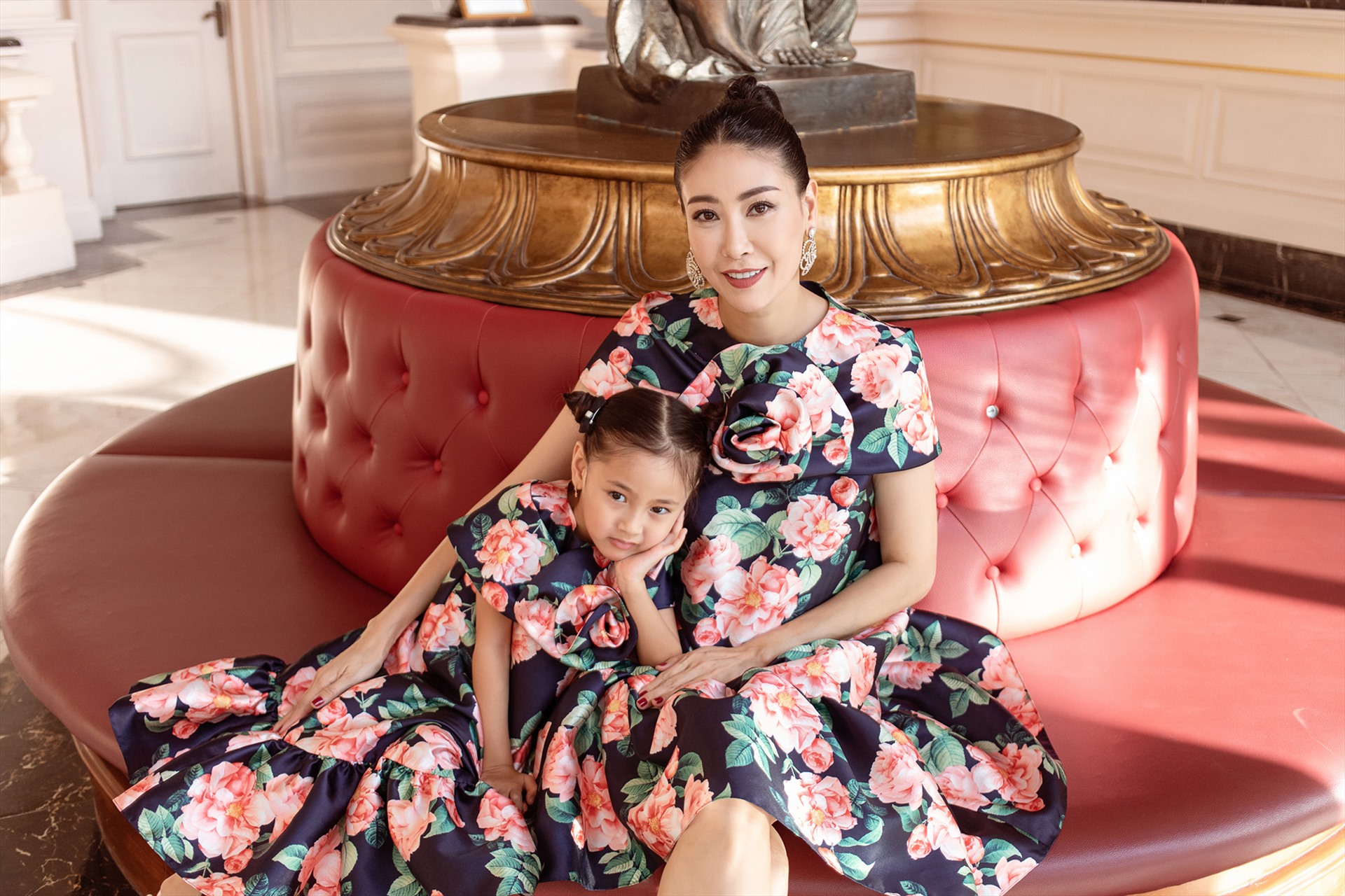 Từ khi sinh con gái, Hoa hậu Hà Kiều Anh rất chịu khó chăm chút mua sắm đồ đôi cho cả hai mẹ con.