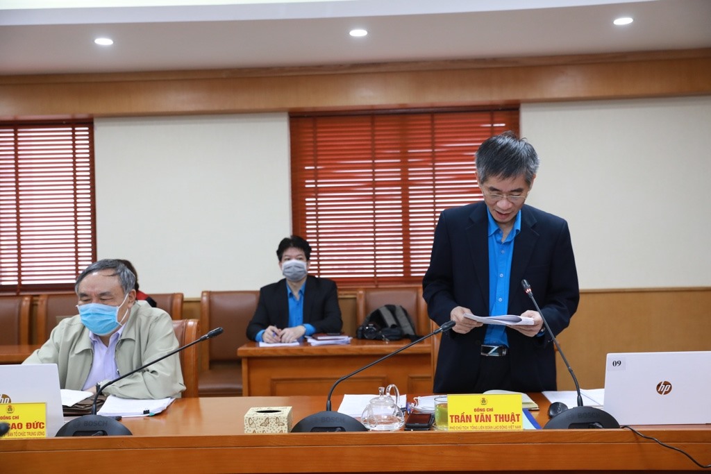 Đồng chí Trần Văn Thuật, Phó Chủ tịch Tổng LĐLĐVN trình bày các Tờ trình tại Hội nghị. Ảnh: Hải Nguyễn