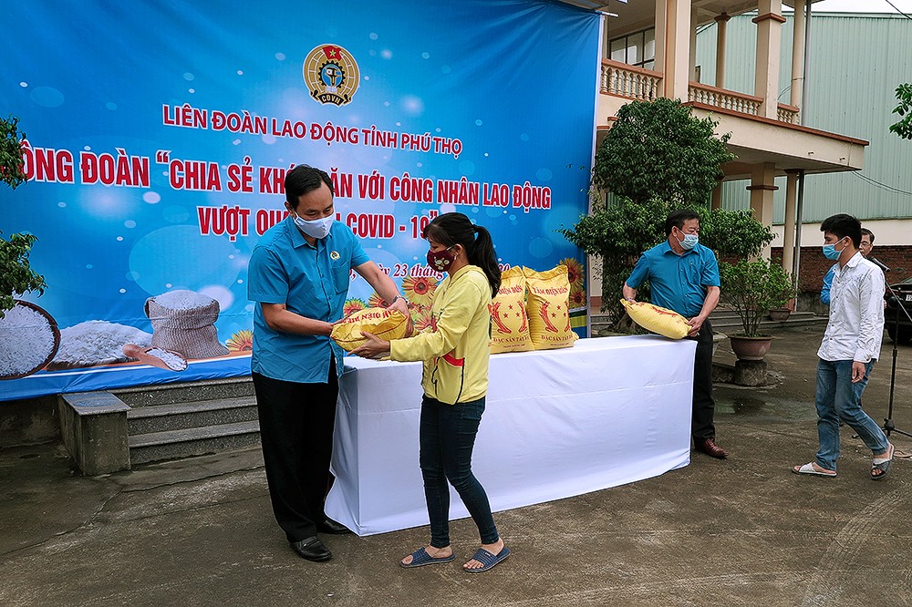 Các đồng chí lãnh đạo LĐLĐ tỉnh trao gạo cho công nhân. Ảnh: Mai Hoa
