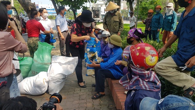 Nghệ An phát gạo cho lao động đường phố tại TP. Vinh. Ảnh: Nguyễn Duy