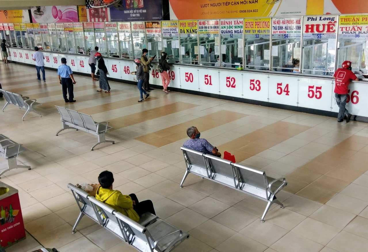 Sáng ngày 24.4, các quầy vé tại bến xe Miền Đông (quận Bình Thạnh) thưa thớt người chỉ lác đác vài khách.  Ảnh: Minh Quân