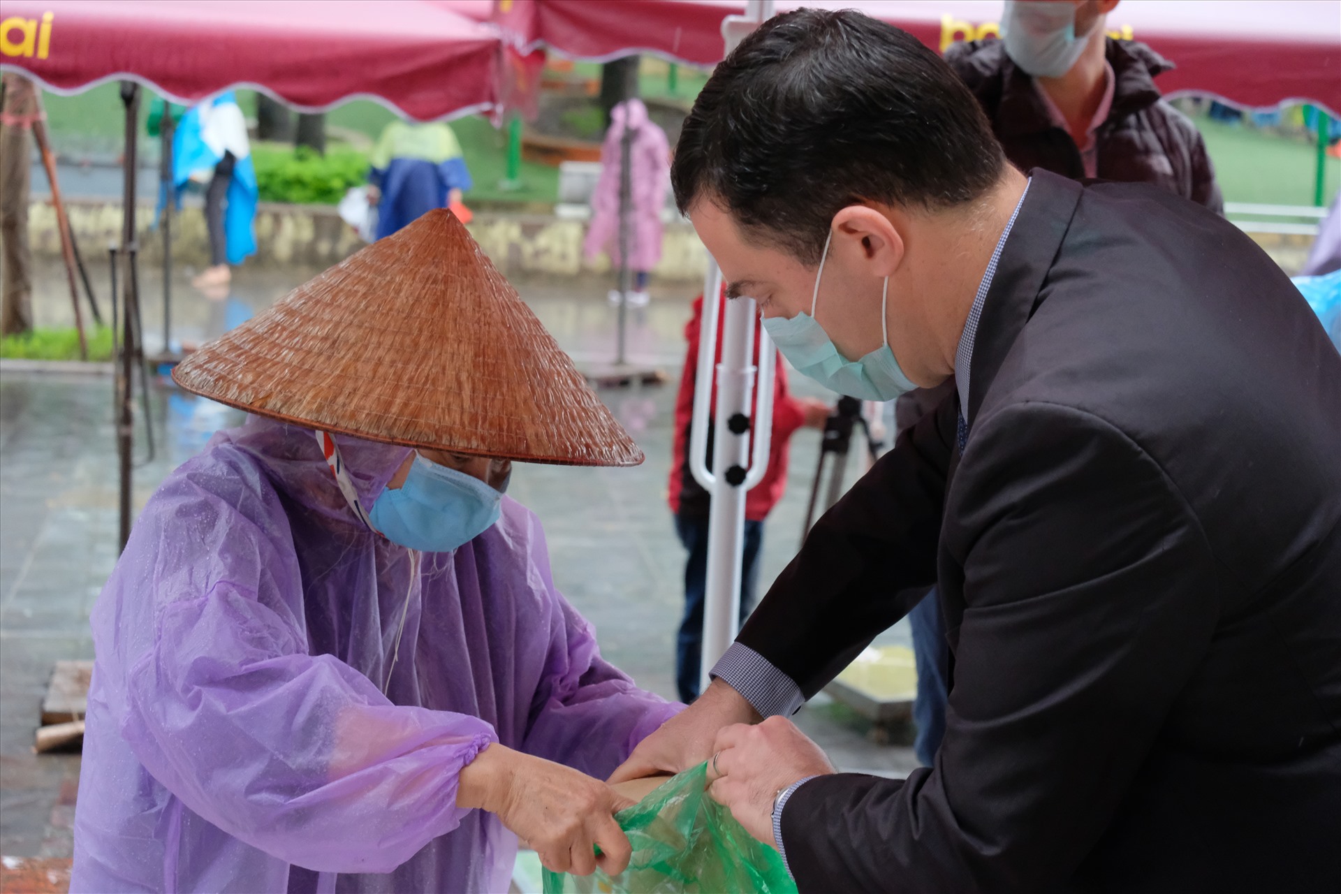Đại sứ Israel tại Việt Nam tận tay trao gạo cho nhiều người dân sáng 24.4. Ảnh: ĐSQ.
