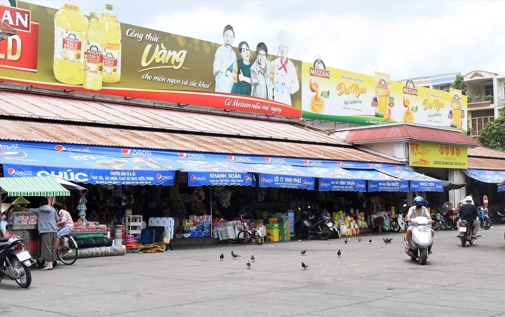 Khác với sự náo nhiệt của ngày thường, khu vực nhà lồng chợ (thuộc trung tâm thương mại Cái Khế, quận Ninh Kiều) cũng thưa thớt người mua.