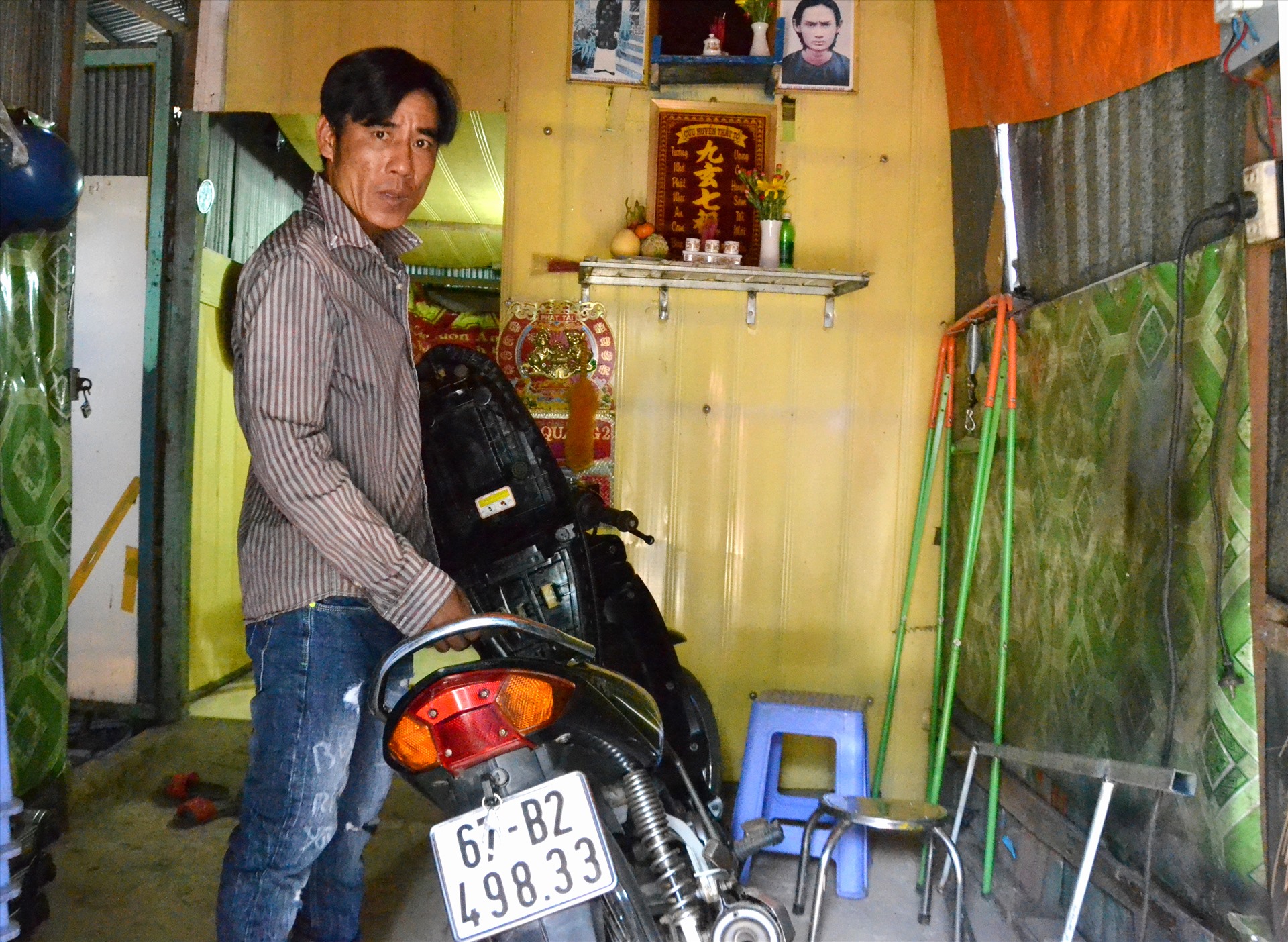 Anh Phú bên chiếc xe máy Công an Phú Tân tặng. Ảnh: LT