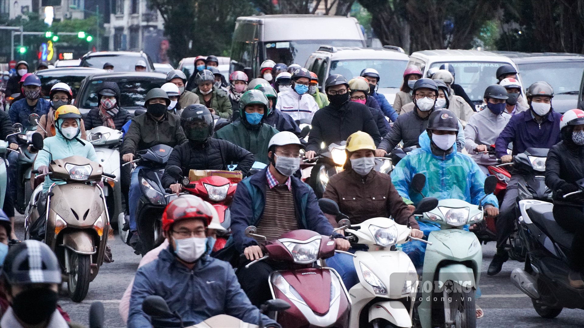 Chiều ngày 24.4, theo ghi nhận của phóng viên, sau khi các biện pháp cách ly xã hội được nới lỏng, hàng loạt tuyến phố trong nội đô Hà Nội tấp nập phương tiện qua lại.