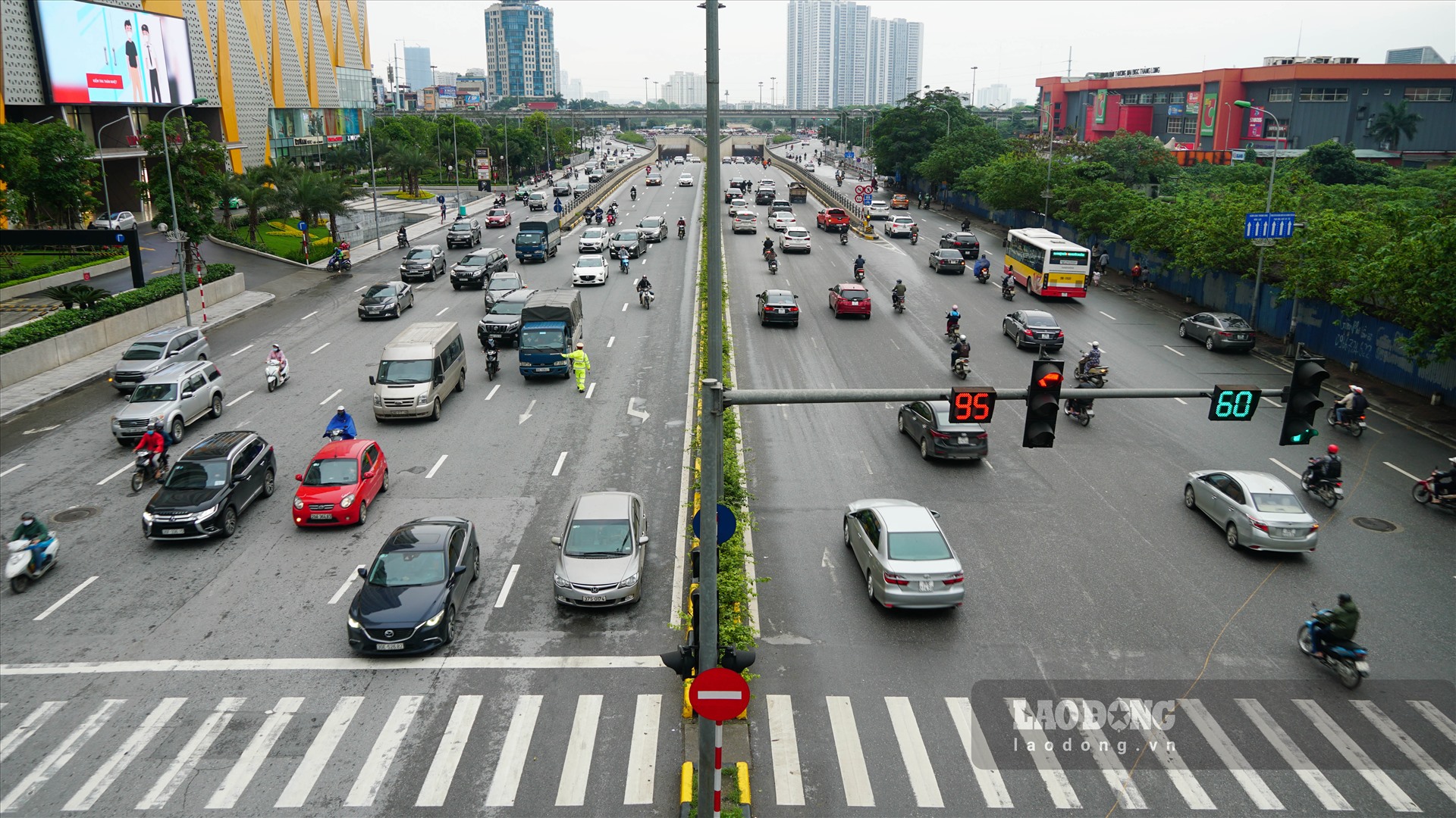 Ngã tư Nguyễn Chánh - Trần Duy Hưng, ôtô, xe máy nối dài san sát nhau.