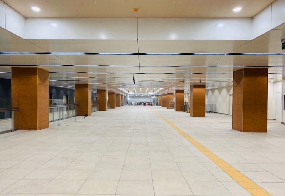 Tầng B1 ga Nhà há Thành phố đã cơ bản hoàn thiện. Khi tuyến metro số 1 đi vào hoạt đồng, tầng B1 sẽ có các trang thiết bị phục vụ hành khách (sảnh đợi, máy bán vé, cổng thu phí tự động, …), phòng hướng dẫn thông tin cho hành khách.  Ảnh: MAUR.