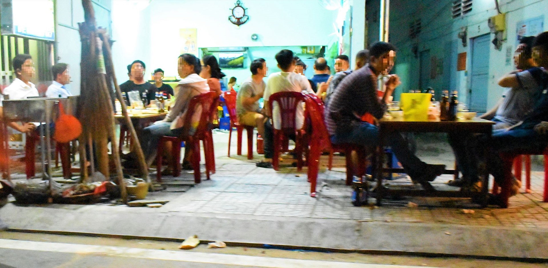 Một quán ăn có phục vụ rượu, bia tại chổ hoạt động nằm ở khu vực hồ bún xáng (quận Ninh Kiều, TP.Cần Thơ). Ảnh: Thành Nhân