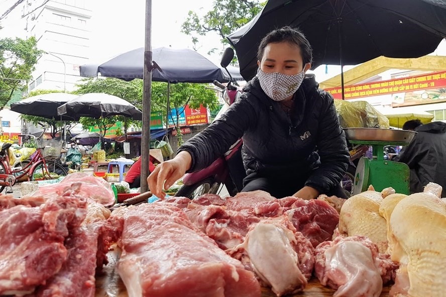 Chị Nguyễn Thị Vân - kinh doanh thịt lợn tại ngõ 118 Mai Dịch, Cầu Giấy, Hà Nội cho biết, mặc dù giá lợn hơi cao nhưng các tiểu thương vẫn phải giảm giá bán lẻ từ 3.000-4.000 đồng/kg để giữ khách hàng. Ảnh: Khánh Vũ
