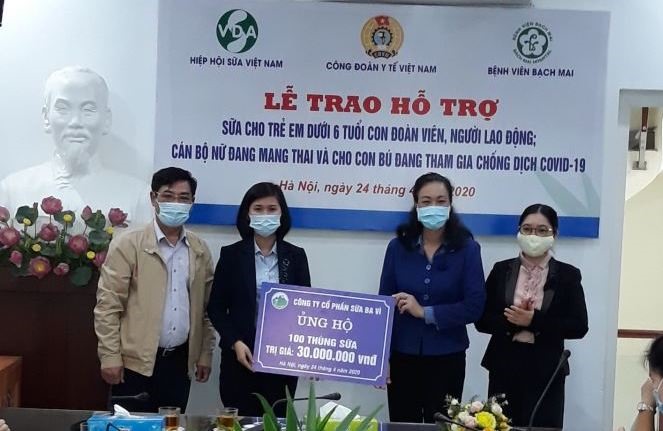 PGS.TS Phạm Thanh Bình thay mặt đoàn viên công đoàn y tế tiếp nhận tài trợ của công ty Cổ phần Sữa Ba Vì. Ảnh: Lan Anh