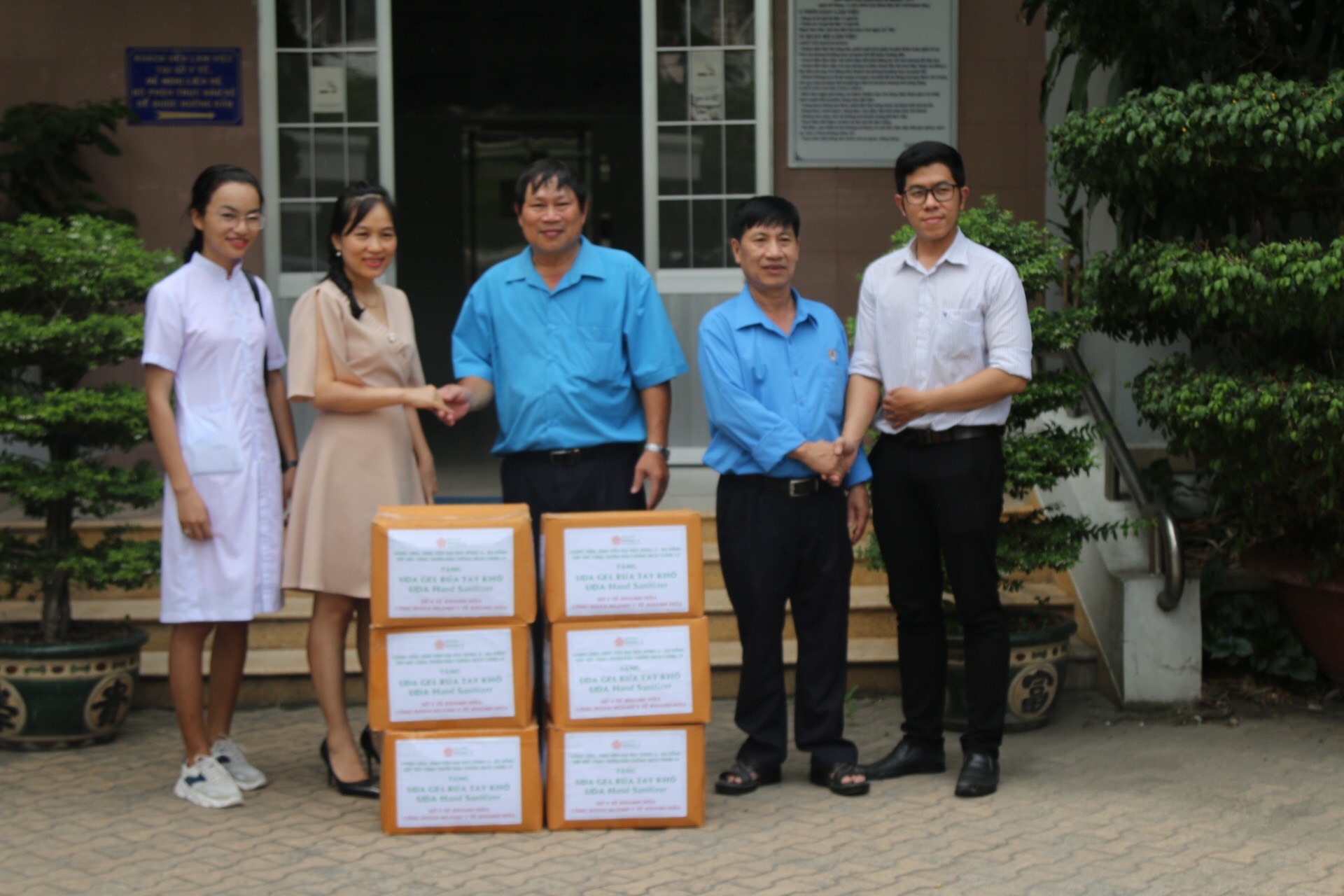 180 chai sát khuẩn khô sẽ được chuyển tới các cơ sở y tế tuyến đầu chống dịch COVID_19 tại Khánh Hòa. Ảnh: Phương Chi
