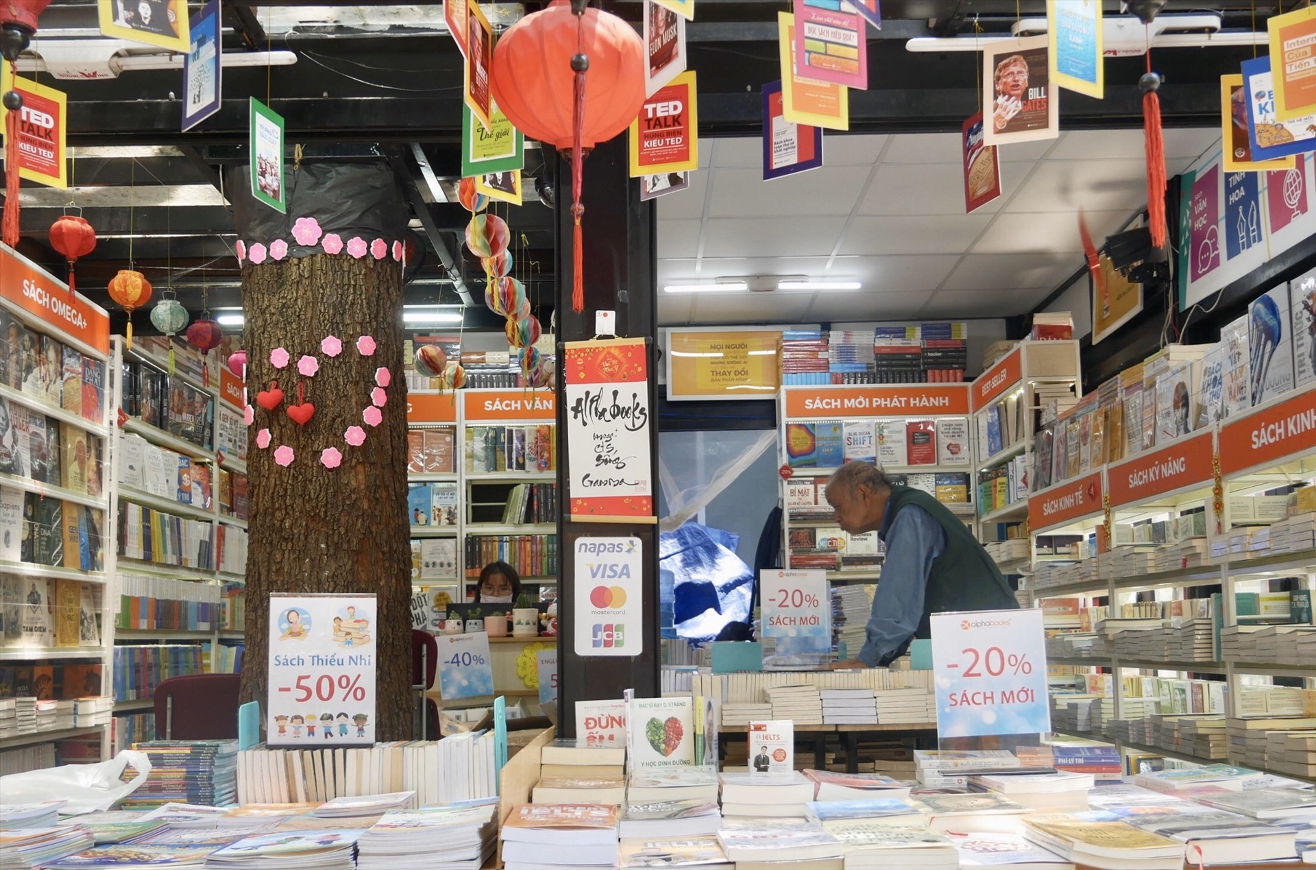 Nhiều kệ hàng trưng bày các loại sách giảm giá để thu hút người mua Hầu hết các  gian hàng đều  có chương trình  giảm giá  các loại sách để thu hút người mua