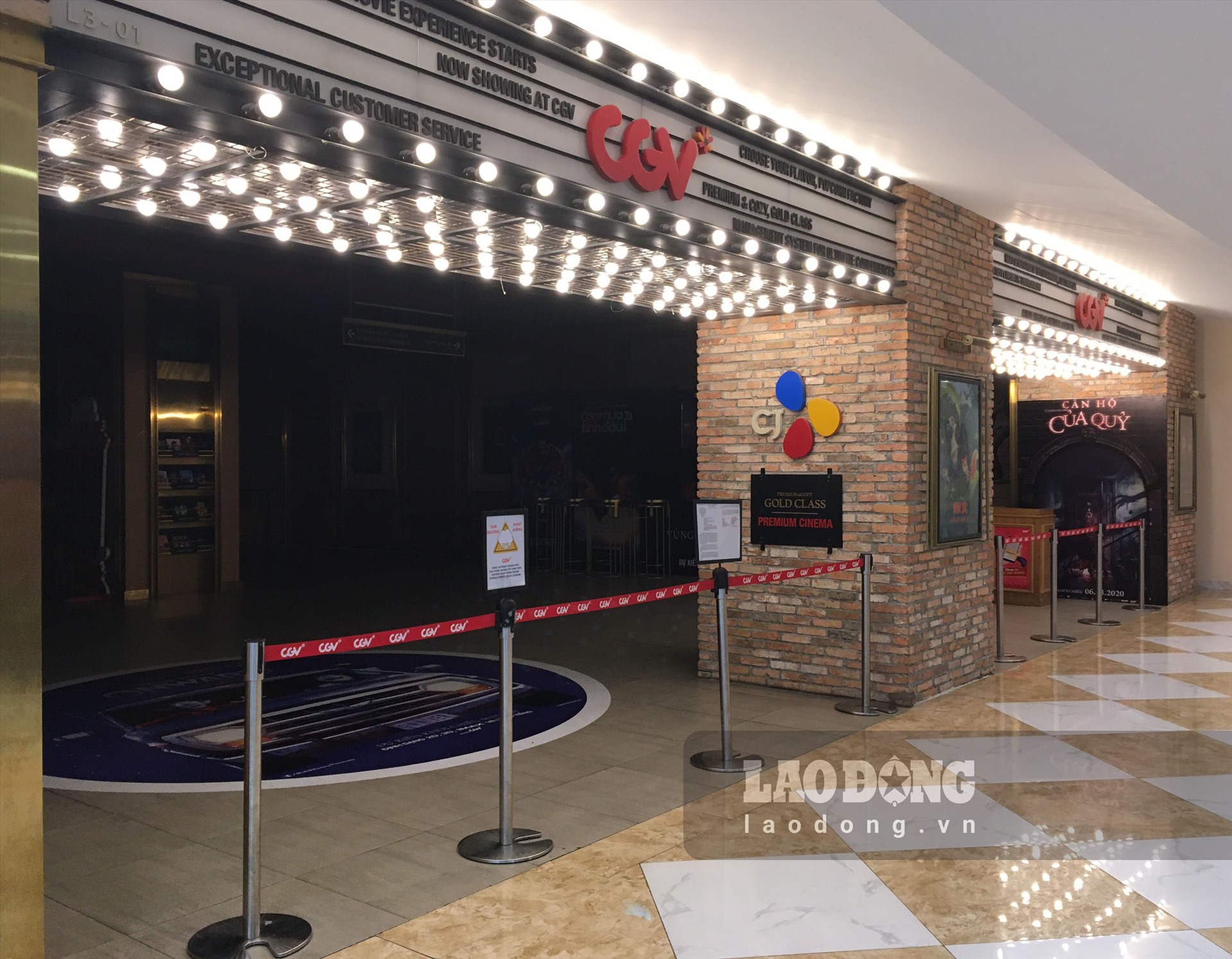 Trong khi đó, một rạp chiếu phim bên trong trung tâm thương mại vẫn đang dán thông báo đóng cửa, chưa hẹn ngày hoạt động trở lại.