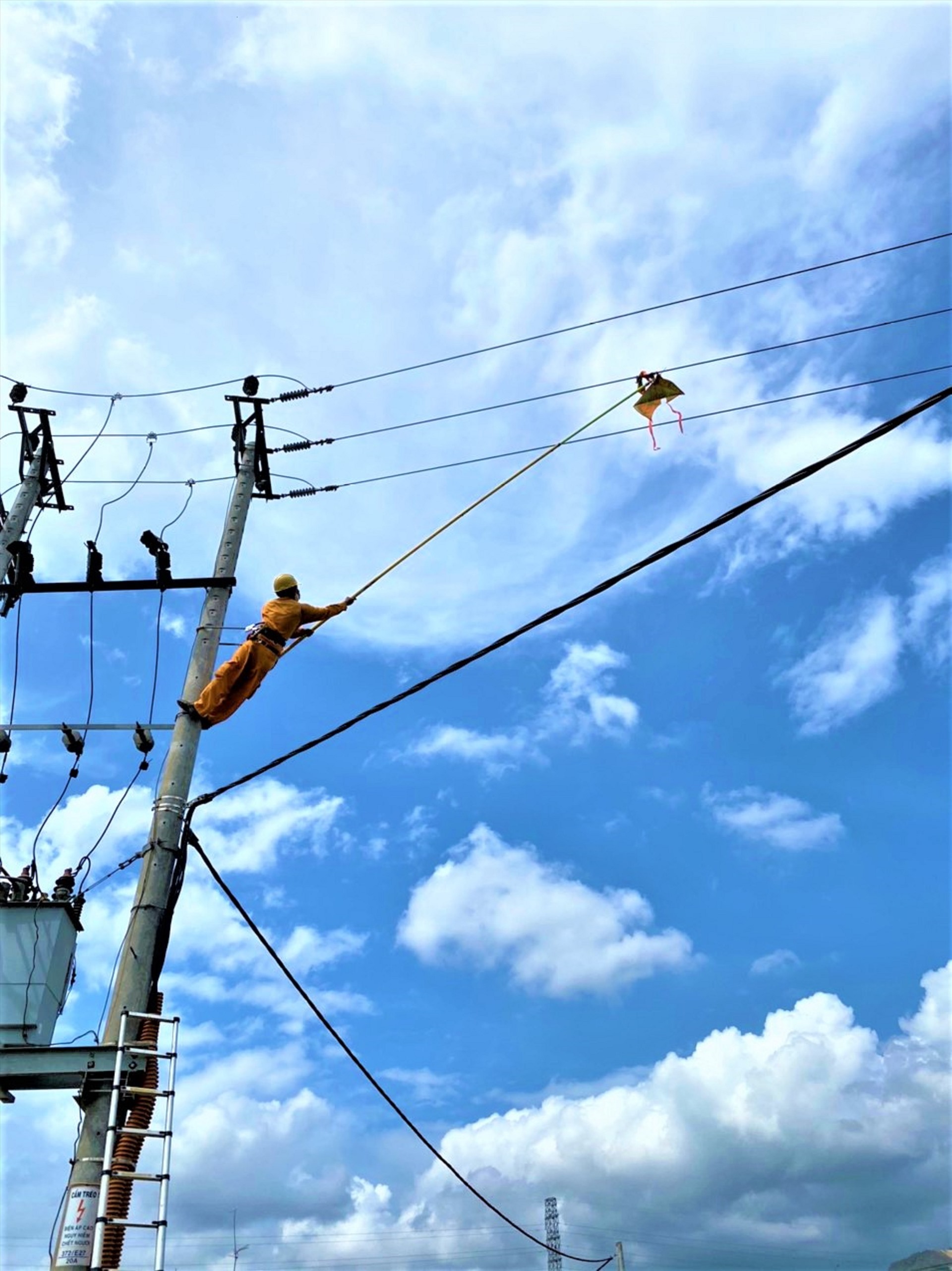 Điện lực Trung tâm Nha Trang (PC Khánh Hòa) kết hợp khu vực cắt điện công tác để gỡ diều vướng vào lưới điện. Ảnh: Hồng Tú