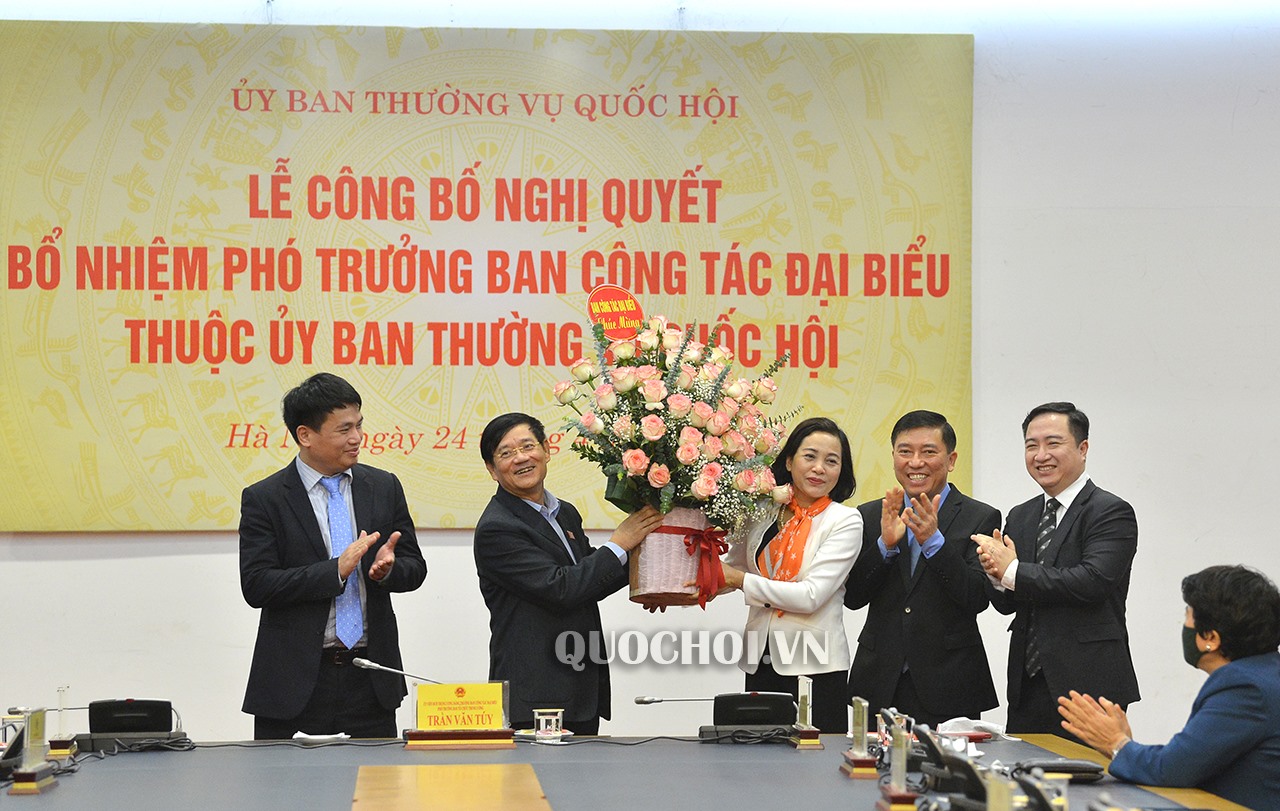 Lãnh đạo Ban Công tác đại biểu tặng hoa chúc mừng bà Nguyễn Thị Thanh. Ảnh Quochoi.vn