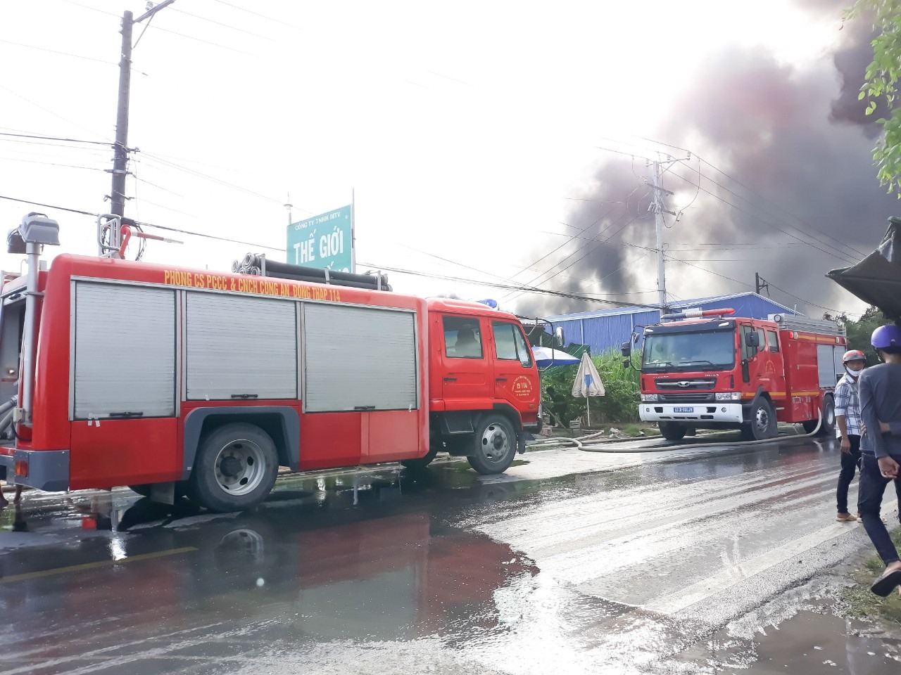 Nhiều xe cứu hỏa của hai tỉnh Tiền Giang và Đồng Tháp có mặt kịp thời để chữa cháy. Ảnh: HL
