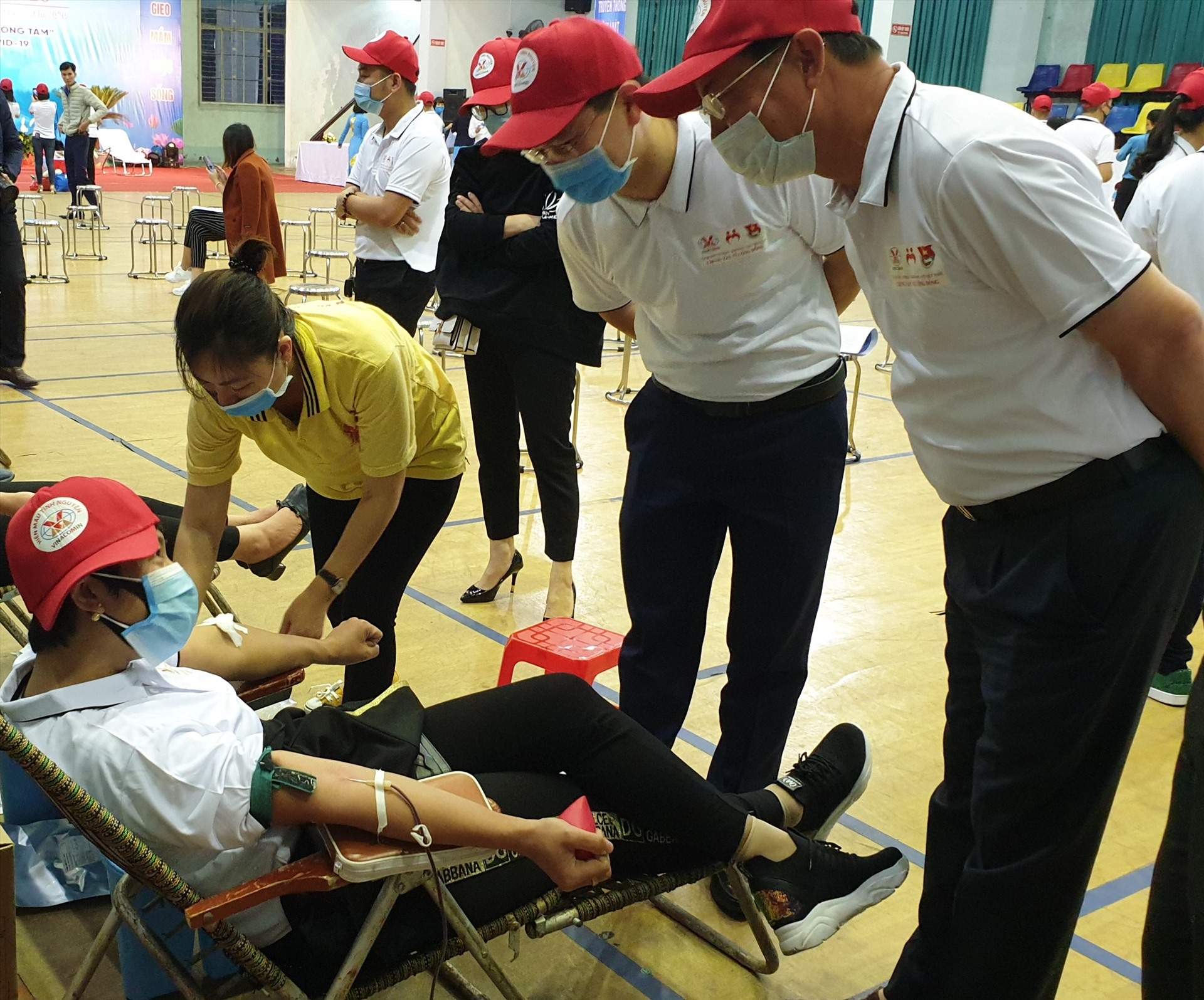 Lãnh đạo tập đoàn TKV trò chuyện với đoàn viên thanh niên tham gia hiến máu nhân đạo. Ảnh: Nguyễn Hùng