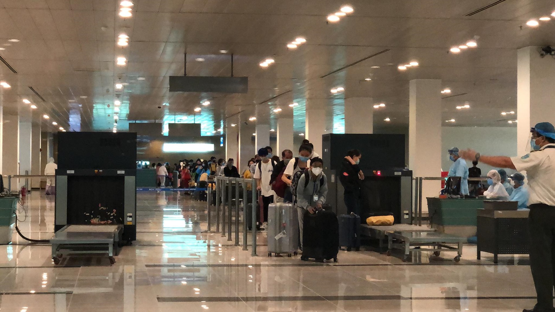 hành khách tại sân bay Cần Thơ trong ngày 24.4. Ảnh: TR.L.