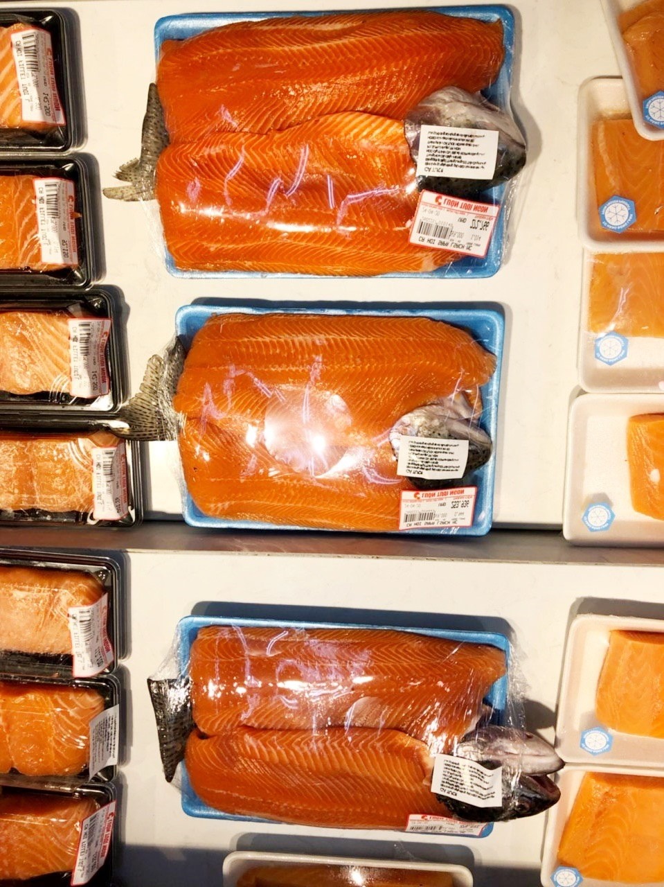 Cá hồi Sa Pa cũng được giảm giá tại một số siêu thị. Ảnh: Thanh Tân
