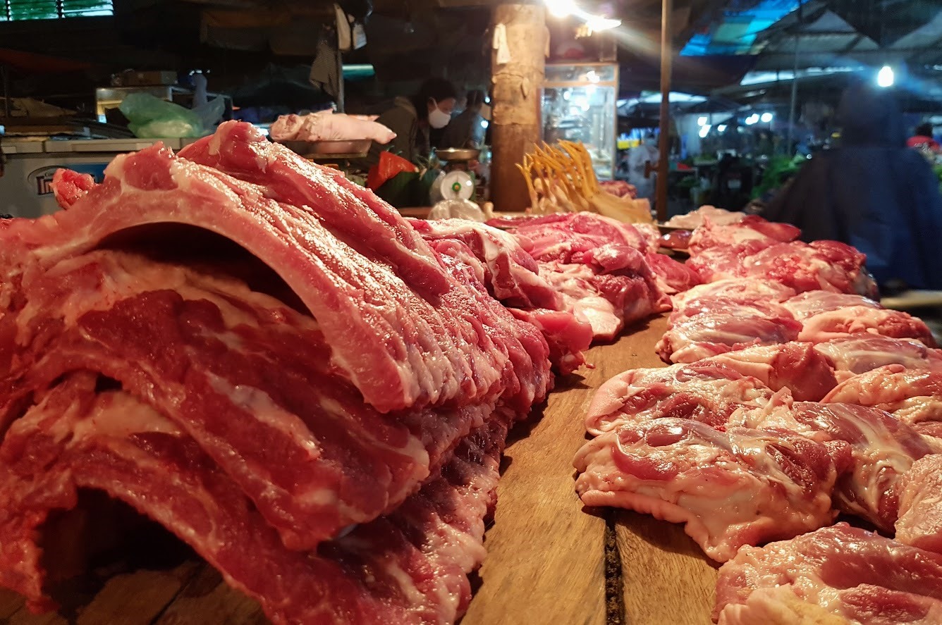 Sáng 26.4.2020, giá thịt lợn tại các chợ dân sinh không biến động, nguồn cung dồi dào. Ảnh: Khánh Vũ