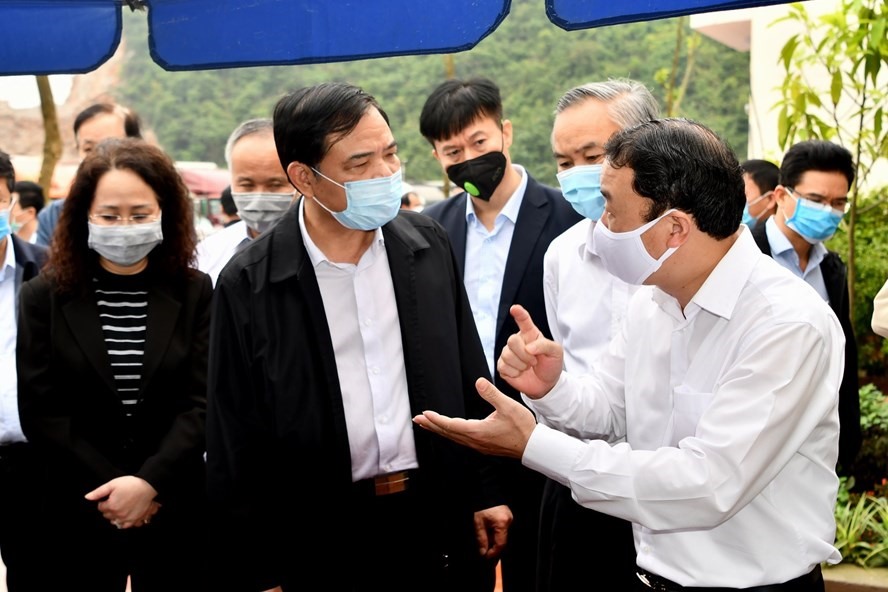 Bộ trưởng Bộ NNPTNT Nguyễn Xuân Cường kiểm tra xuất khẩu nông sản tại cửa khẩu biên giới. Ảnh: Văn Giang