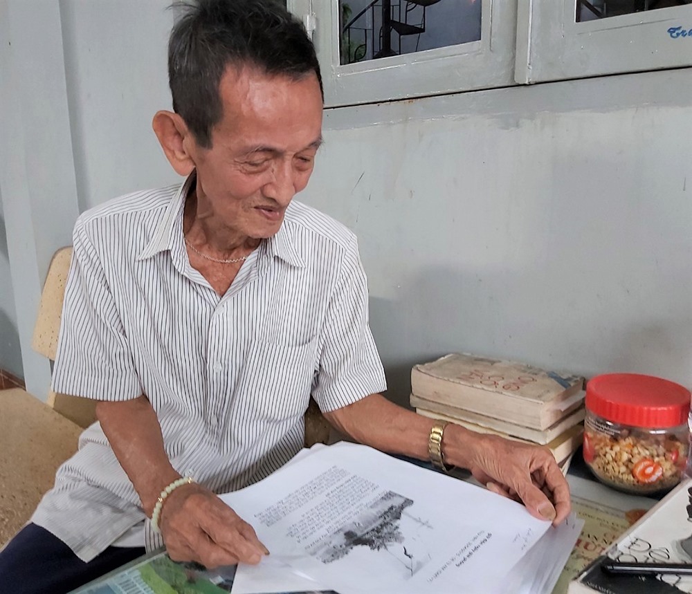 Ông Nguyễn Văn Thiên đang xem lại những tài liệu về việc tham gia giữ Nhà máy nhiệt điện Thủ Đức năm 1975. Ảnh: NAM DƯƠNG
