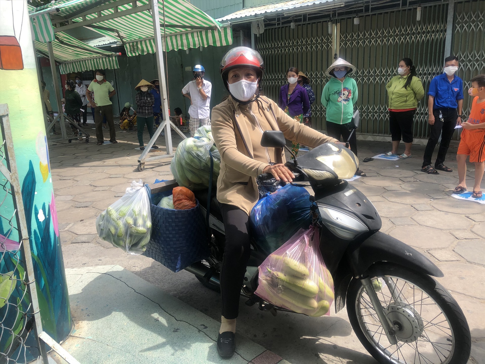 Cô Nguyễn Thị Nguyệt ở Phụng Hiệp, Hậu Giang đã liên tiếp 2 ngày chở rau đến tặng cho siêu thị 0đ. Ảnh: SH