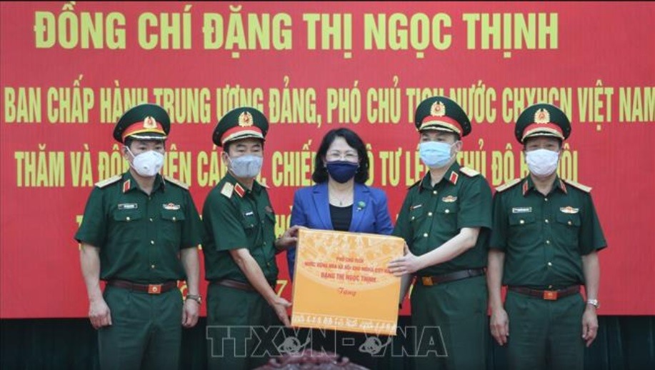 Phó Chủ tịch Nước Đặng Thị Ngọc Thịnh tặng quà cho các cán bộ, chiến sỹ phòng, chống dịch COVID-19. Ảnh TTXVN