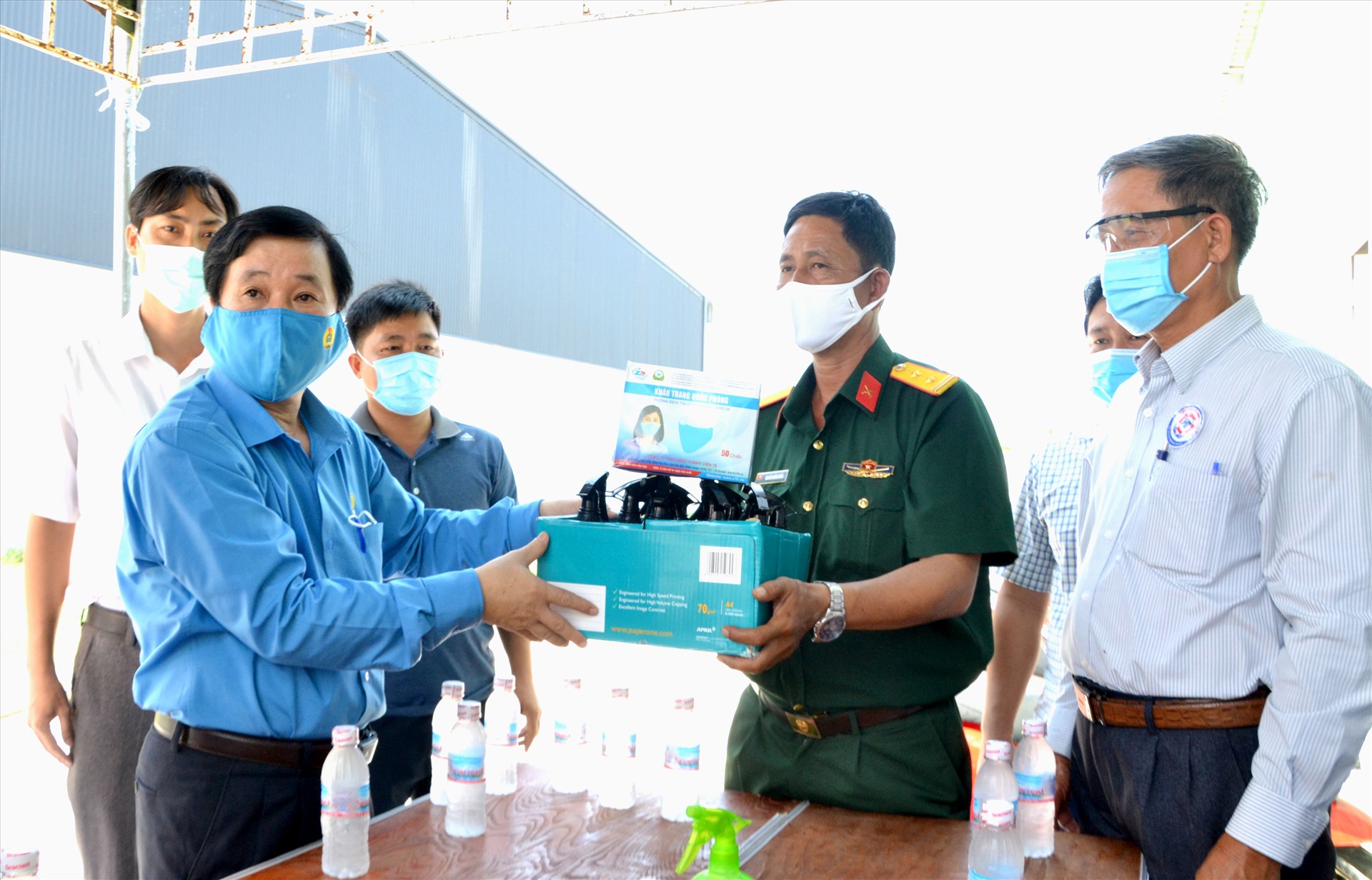 Chủ tịch LĐLĐ Kiên Giang Trần Thanh Việt (trái) tặng thiết bị thiết thực cho tập thể người lao động làm việc tại khu cách ly tập trung. Ảnh: LT