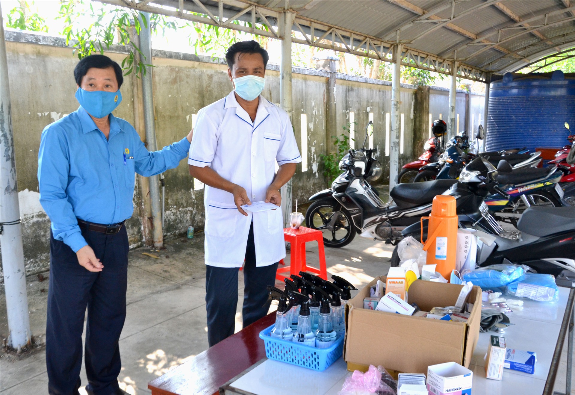 Tận dụng nhà giữ xe của Trung tâm dạy nghề huyện Giang thành để hoạt động y tế. Ảnh: LT