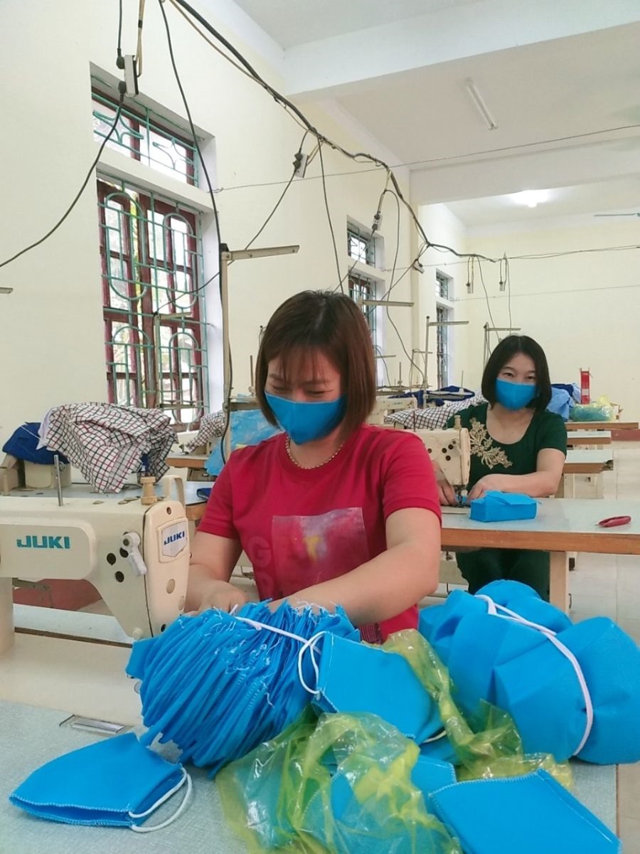Đoàn viên công đoàn giáo dục Hà Tĩnh may khẩu trang kháng khuẩn, mũ chống giọt bắn. Ảnh: GDHT