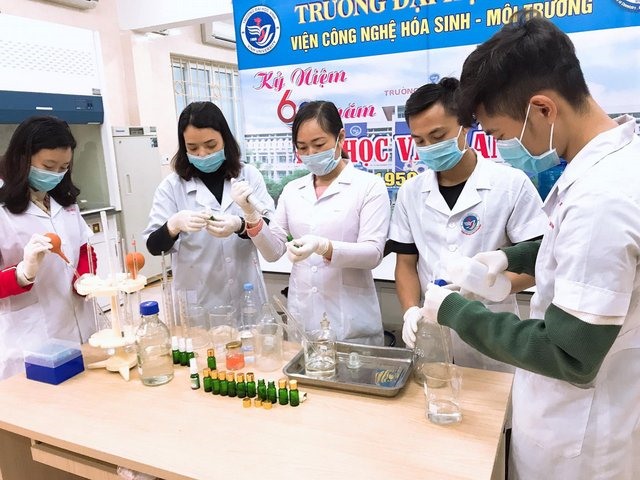 Nhóm cán bộ, giảng viên, sinh viên bộ môn Sư phạm Hoá và bộ môn Công nghệ thực phẩm Trường Đại học Vinh sản xuất dung dịch rửa tay kháng khuẩn phát miễn phí. Ảnh: ĐHV