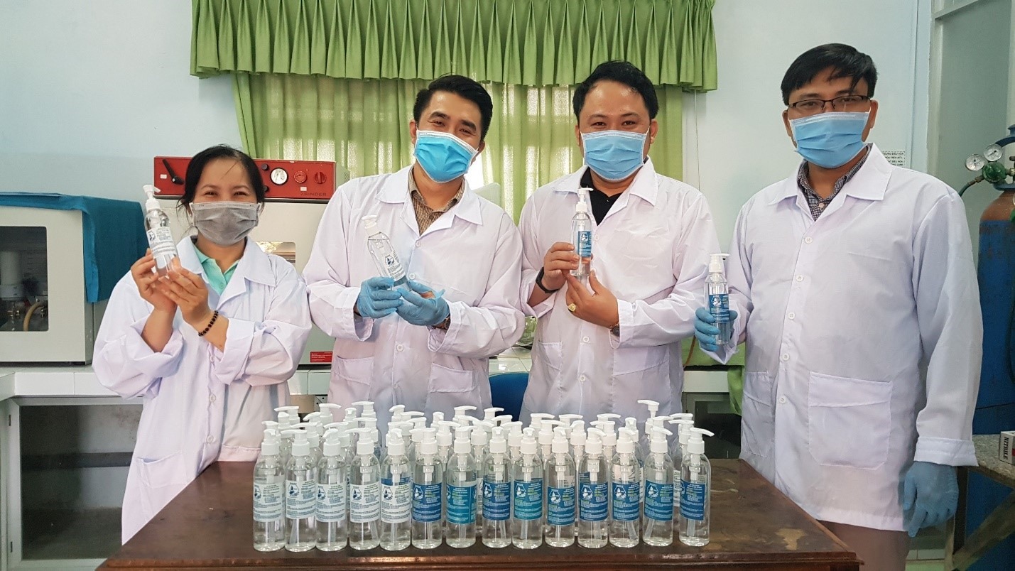 Cán bộ và sinh viên Khoa Hóa học, Trường Đại học Sư phạm – Đại học Đà Nẵng đã chế tạo nước rửa tay phòng dịch dành cho sinh viên và cán bộ trong nhà trường. Ảnh: ĐHĐN