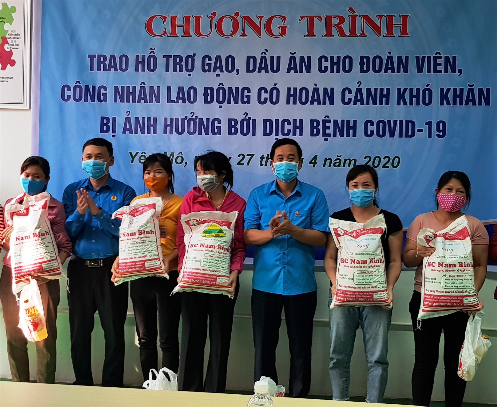 Đại diện lãnh đạo LĐLĐ tỉnh Ninh Bình trao quà hỗ trợ cho CNLĐ tại Cty CP may Văn Phú (huyện Nho Quan). Ảnh: NT