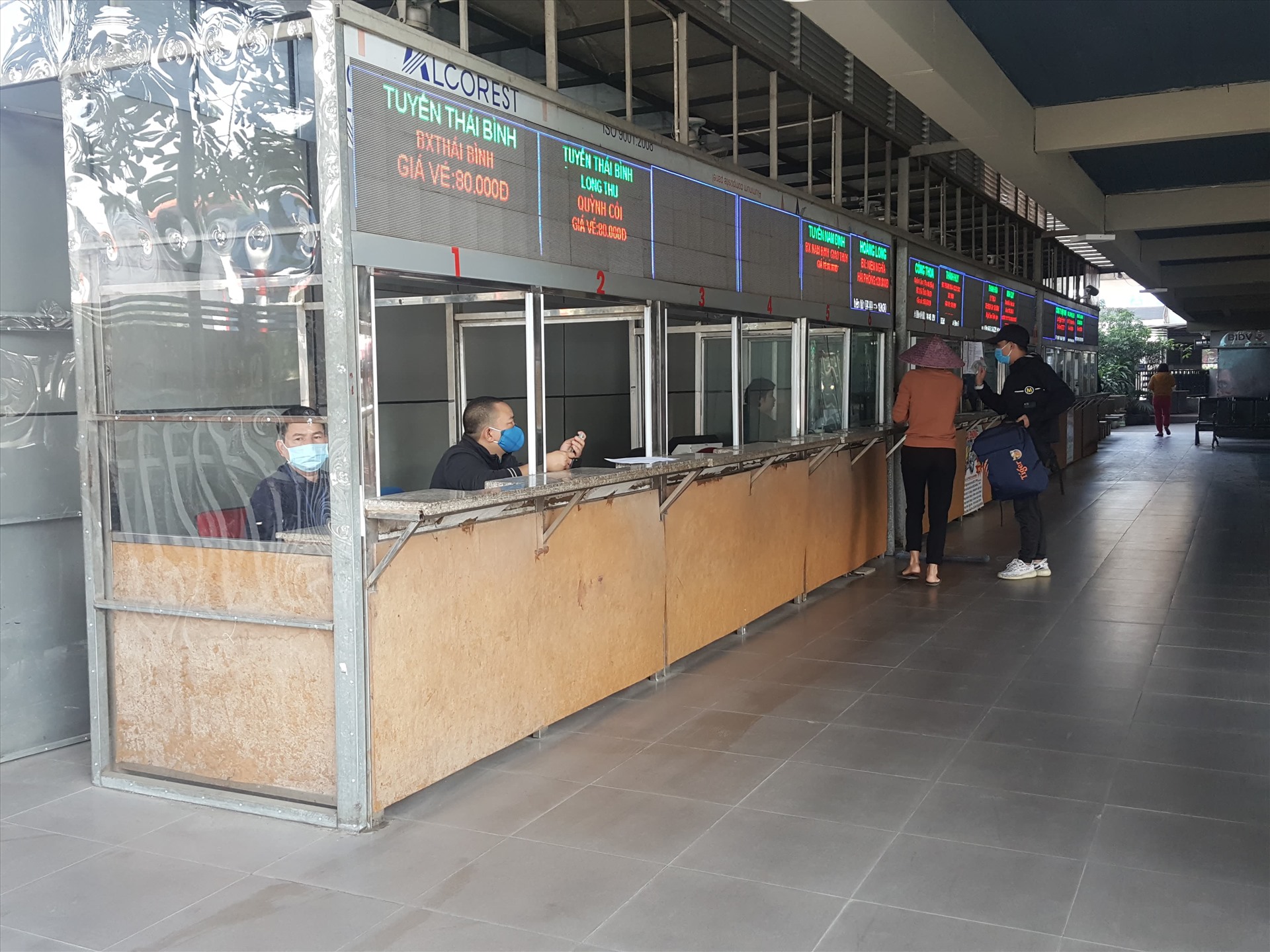 Giá vé được niêm yết, giữ ổn định tại bến xe Nước Ngầm (Hà Nội).