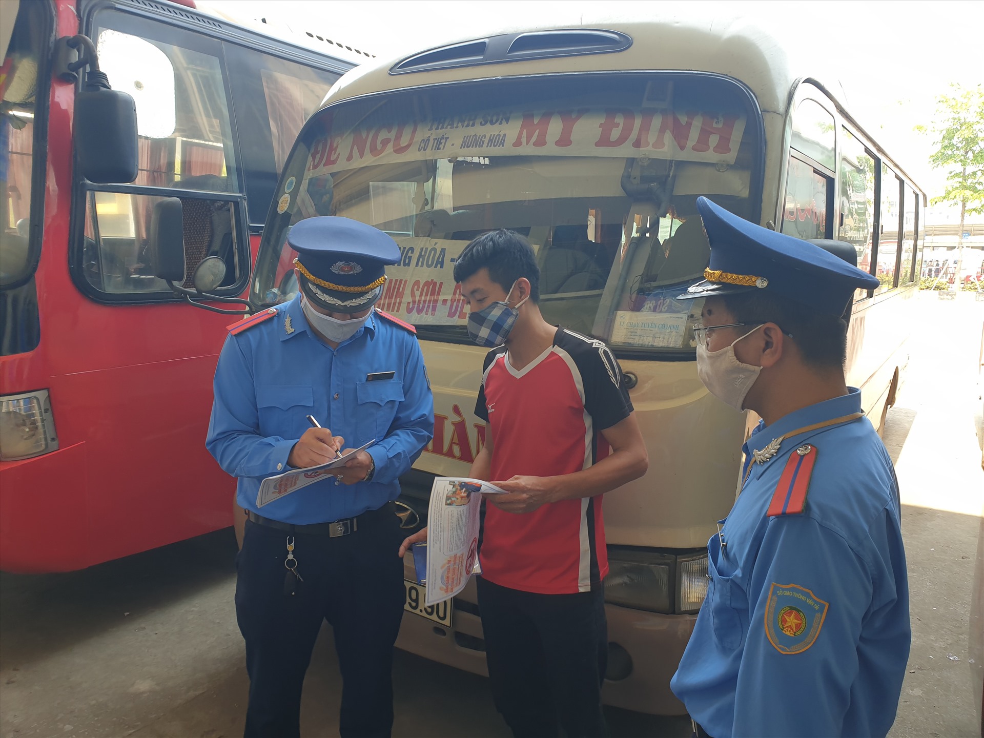 Lực lượng Thanh tra Sở Giao thông vận tải Hà Nội kiểm tra, nhắc nhở lái xe khách về quy định vận tải. Ảnh: Phạm Đông