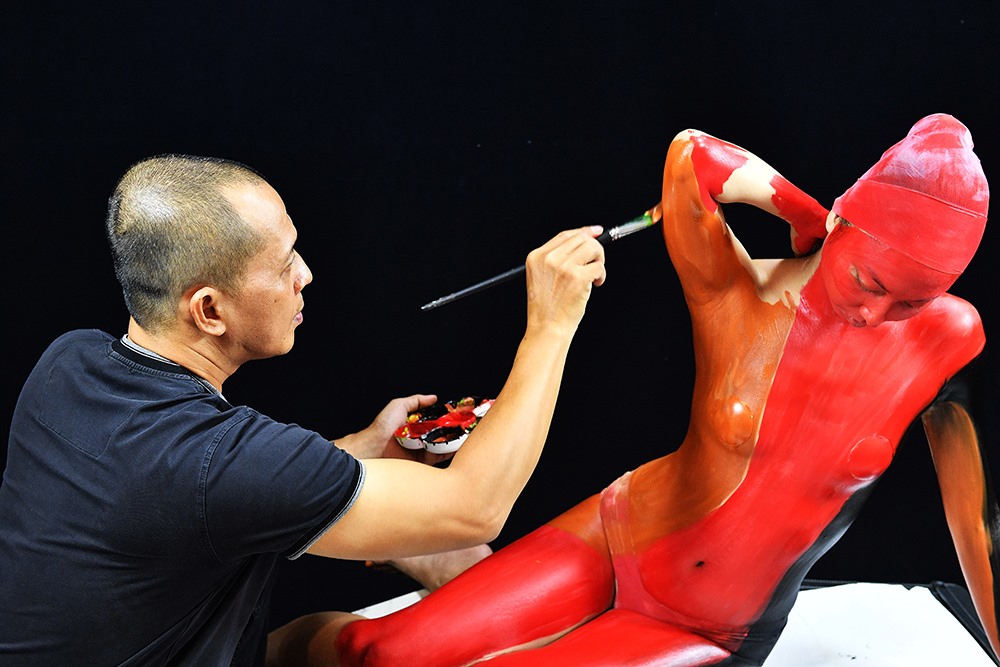 Họa sĩ Huỳnh Thanh Trung đang thực hành body paiting.