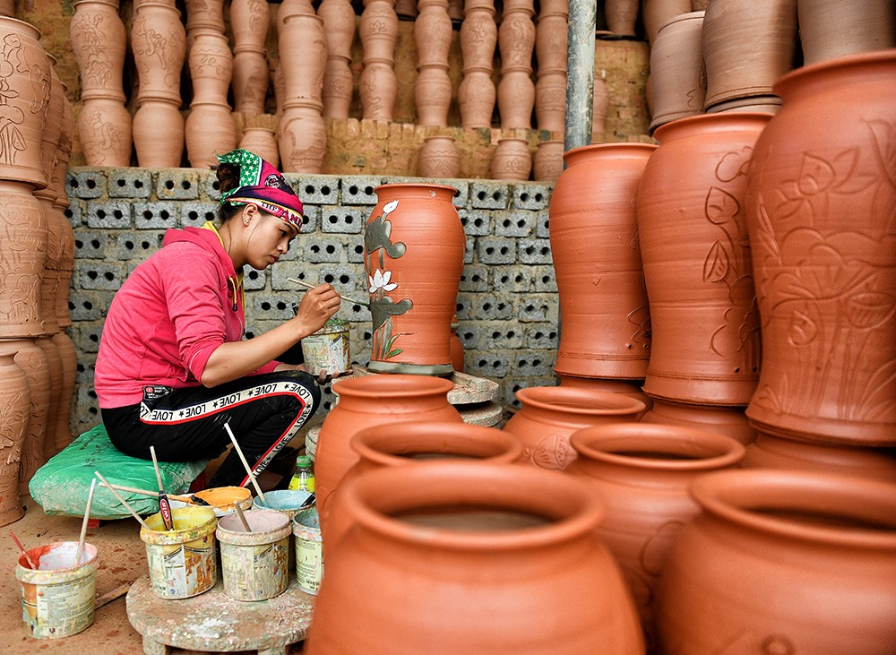 Thợ vẽ gốm (làng Phù Lãng, Bắc Ninh).
