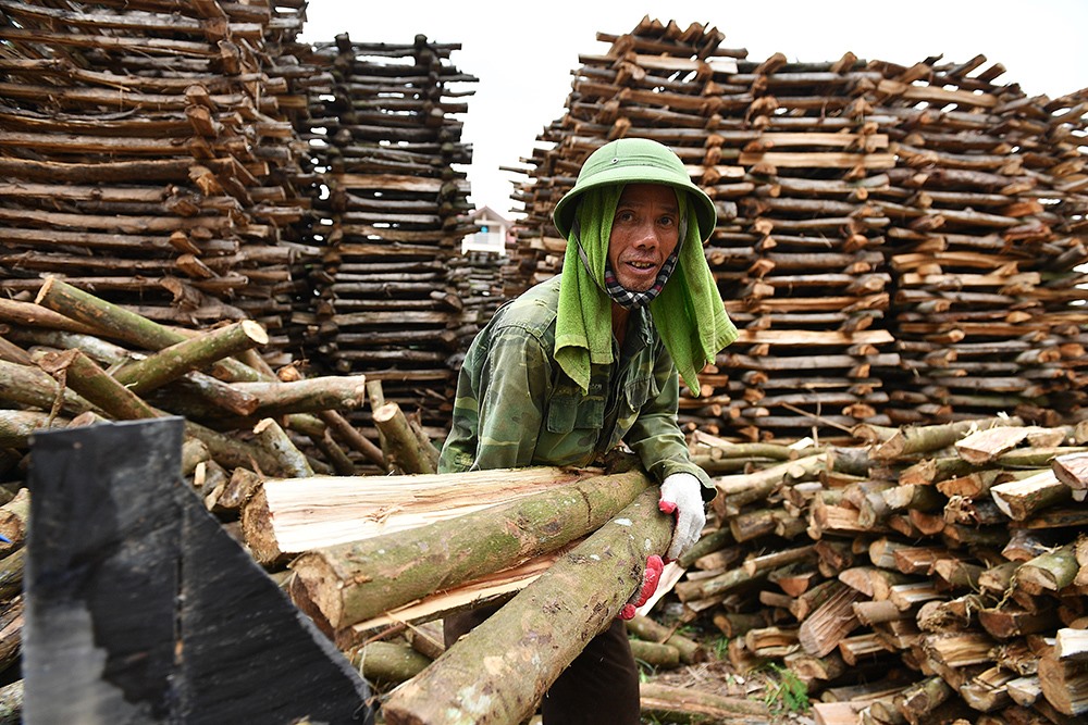 Thợ nung gốm (làng Phù Lãng, Bắc Ninh).